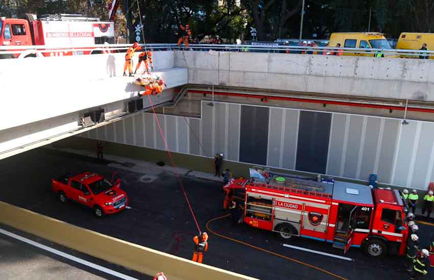 Entre bomberos y helicóptero, fue exitoso el simulacro de emergencia en el Paseo del Bajo
