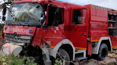 Un camión de los Bomberos de Mallorca se sale de la calzada