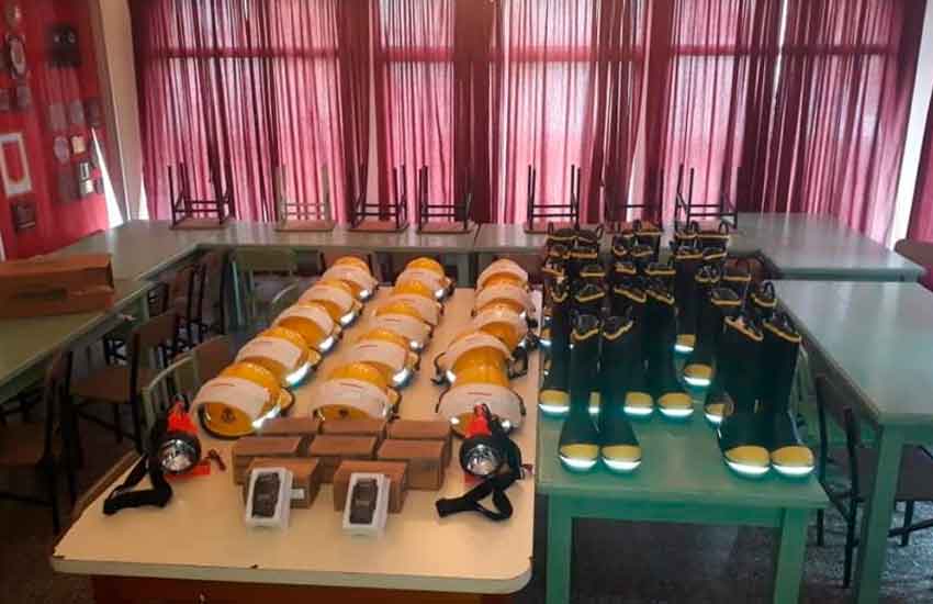 Llegaron cascos y botas de origen americano para Bomberos