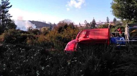 Carro de Bomberos cayó a una zanja cuando acudía a combatir incendio