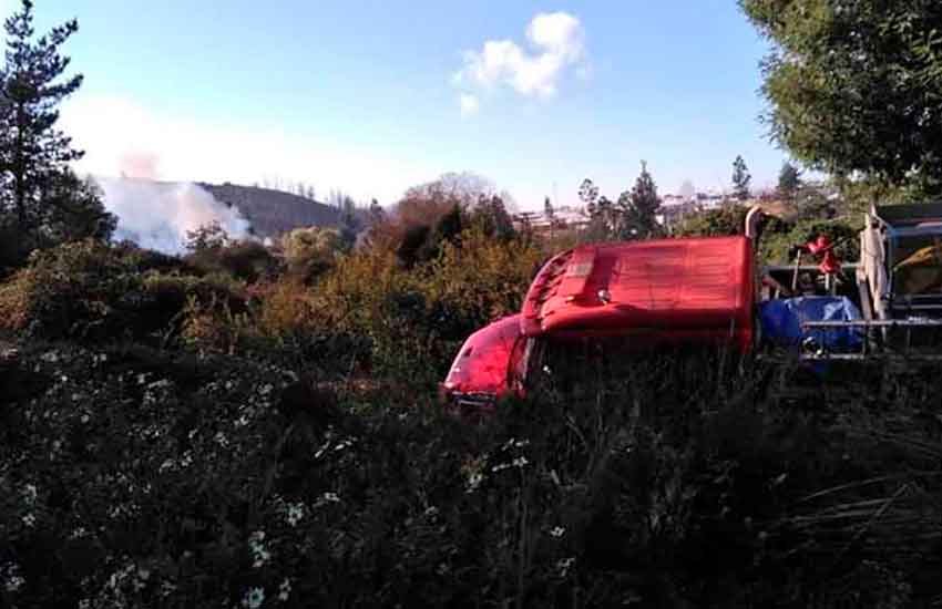 Carro de Bomberos cayó a una zanja cuando acudía a combatir incendio