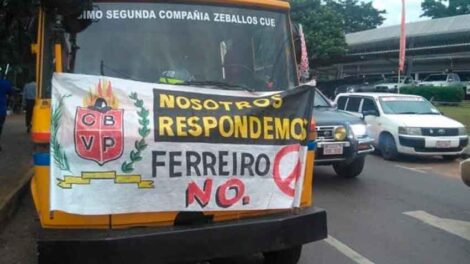 Los Bomberos Voluntarios escrachan a jefe comunal