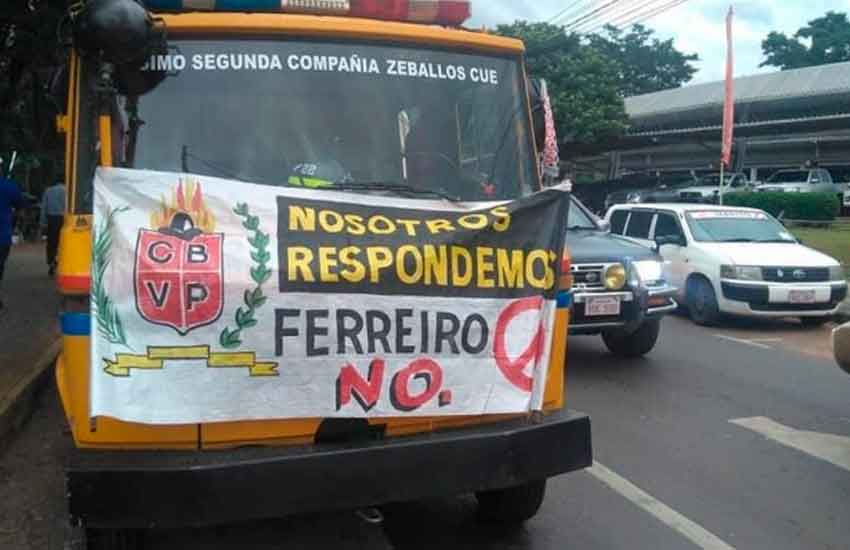 Los Bomberos Voluntarios escrachan a jefe comunal