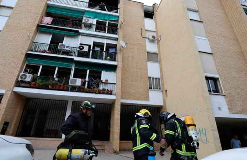 Una mujer y dos bomberos atendidos por inhalación de humo