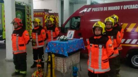 El último adiós de Bomberos de Chillán al perro Boby
