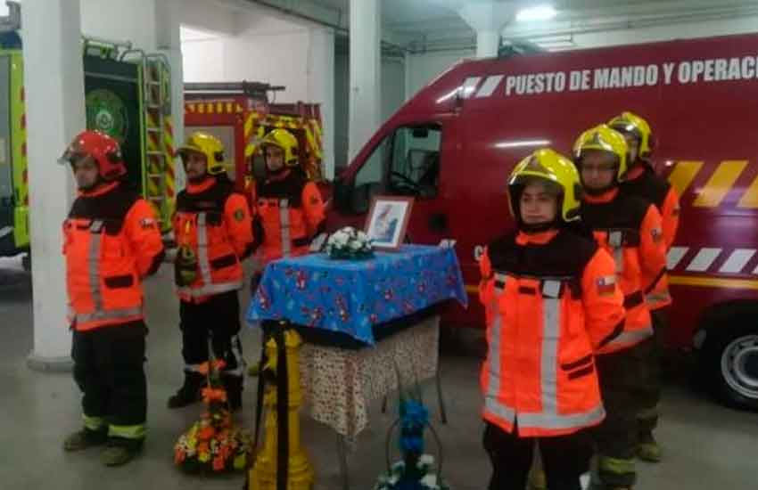 El último adiós de Bomberos de Chillán al perro Boby