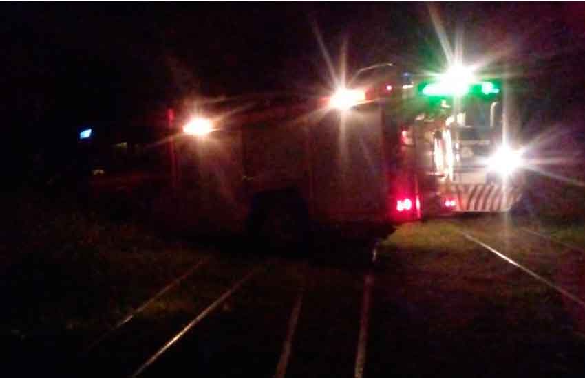 Bomberos se atascaron en las vías cuando venía el tren