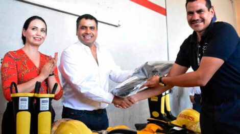 Entregan uniformes a bomberos de Parral
