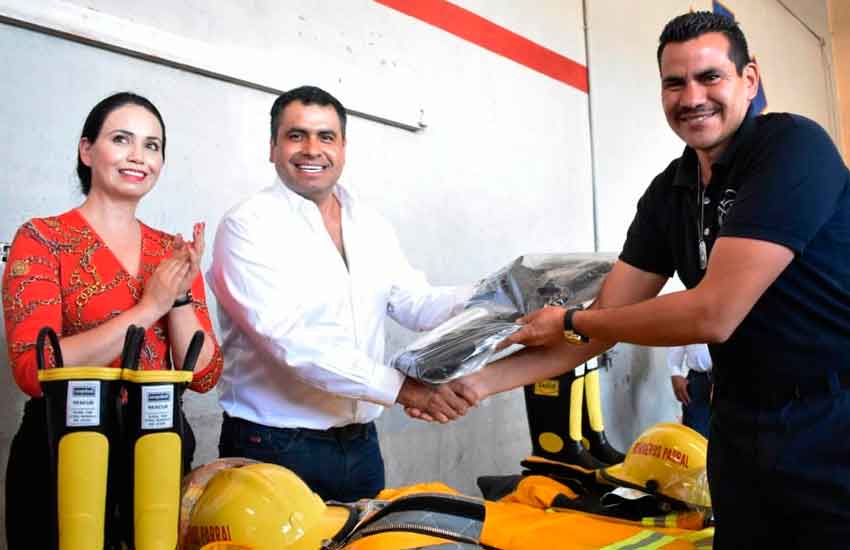 Entregan uniformes a bomberos de Parral