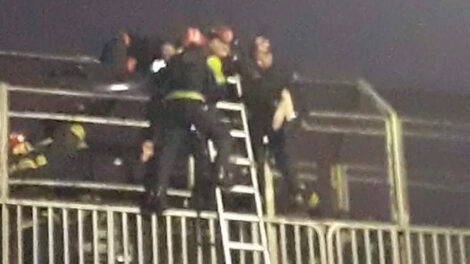 Bomberos evitaron que un hombre se arroje de un puente