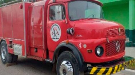 Bomberos de Conesa les regalaron un autobomba a Bomberos de Darwin
