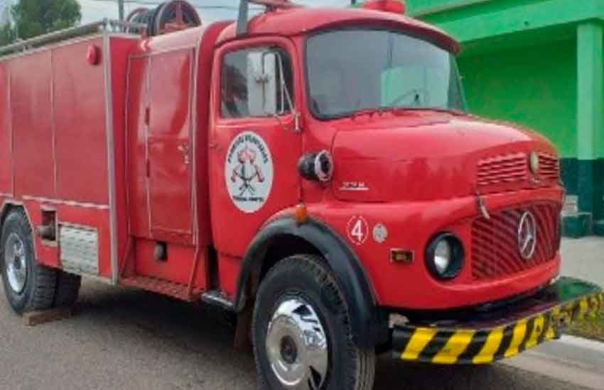 Bomberos de Conesa les regalaron un autobomba a Bomberos de Darwin