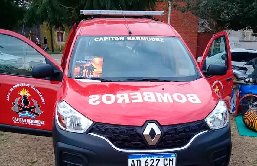 Bomberos de Capitán Bermúdez presentó nuevo móvil
