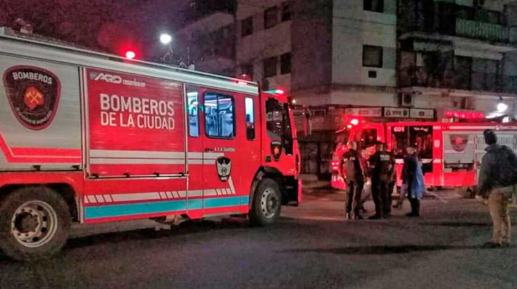 Bomberos rescataron a 9 personas en un incendio en Chacarita