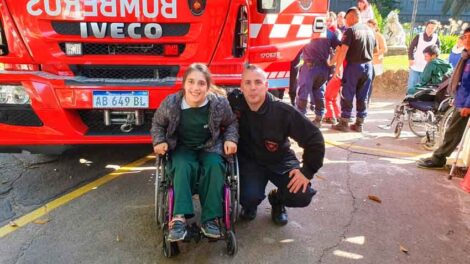 Bomberos de la Ciudad visitaron a los chicos de la Fundación Vitra