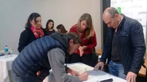 Los Bomberos Voluntarios de Laprida firmaron su escritura