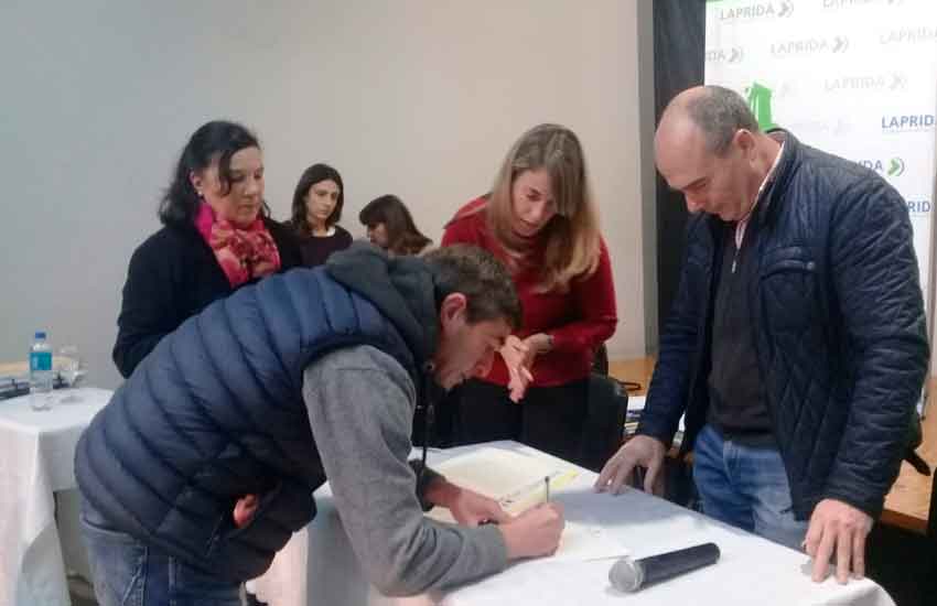 Los Bomberos Voluntarios de Laprida firmaron su escritura