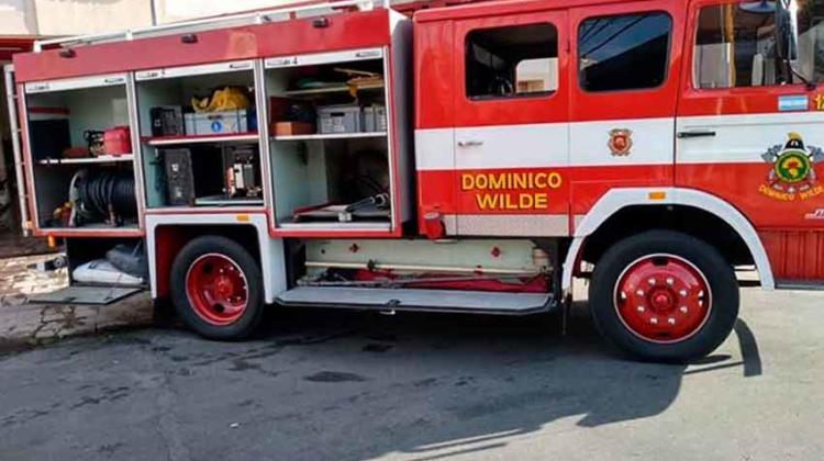 VENDIDO :: Bomberos de Dominico Wilde vende autobomba