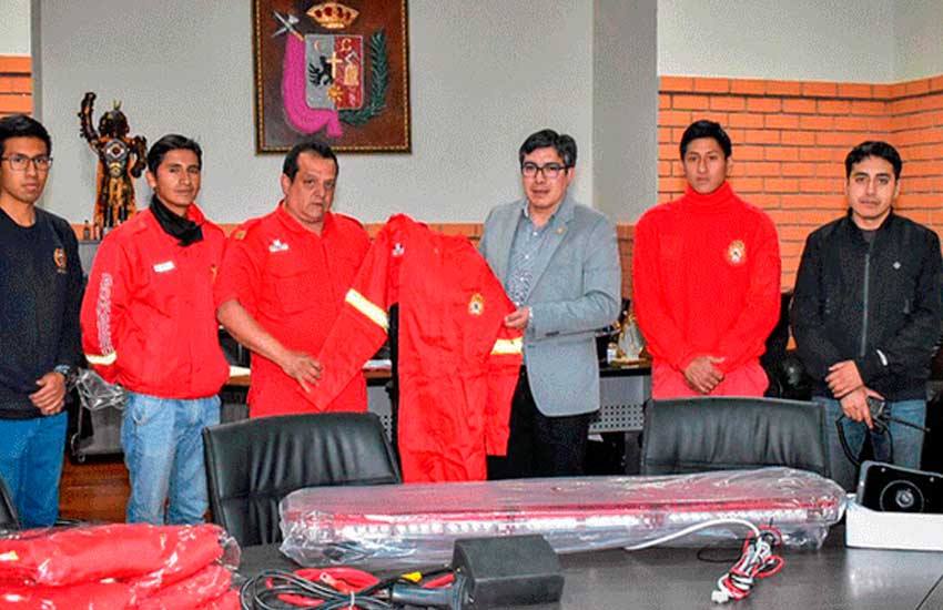 Entregan equipos e indumentaria a Compañía de Bomberos