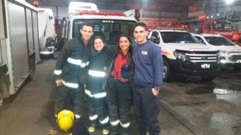 Cuatro Bomberos le salvaron la vida a un bebé de 14 días