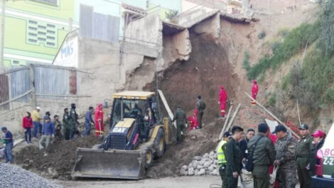 Bombero muere al rescatar cuerpos aprisionados en deslizamiento