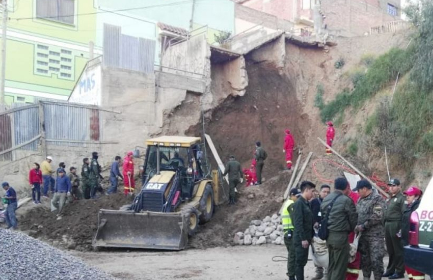 Bombero muere al rescatar cuerpos aprisionados en deslizamiento