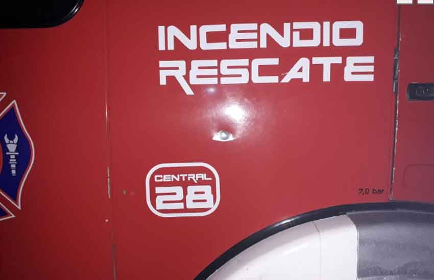Apedrearon a bomberos cuando se dirigían a un incendio
