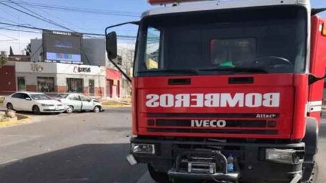 Un camión de bomberos chocó cuando iba a sofocar un incendio