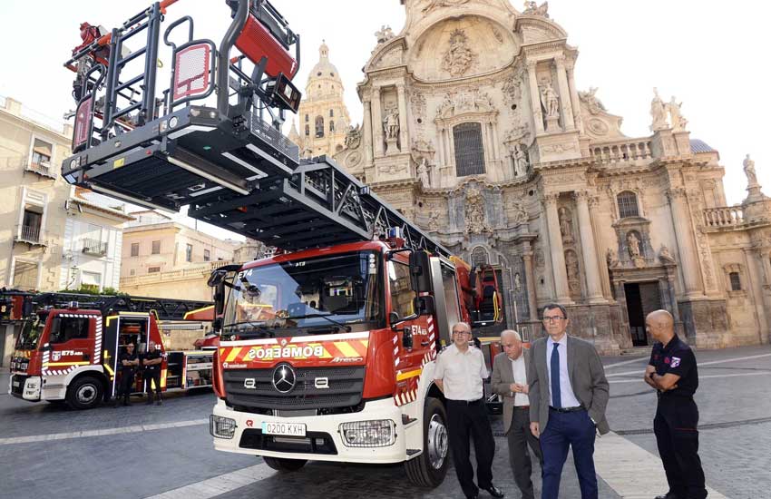 Dos nuevos camiones mejoran la flota de los bomberos de Murcia