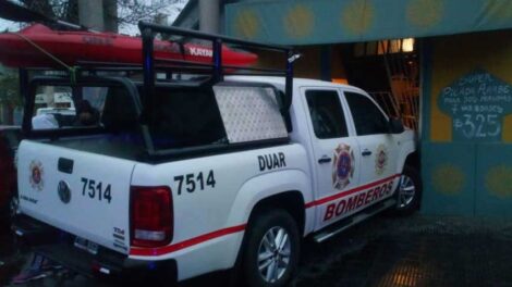 Una camioneta de bomberos chocó contra un negocio