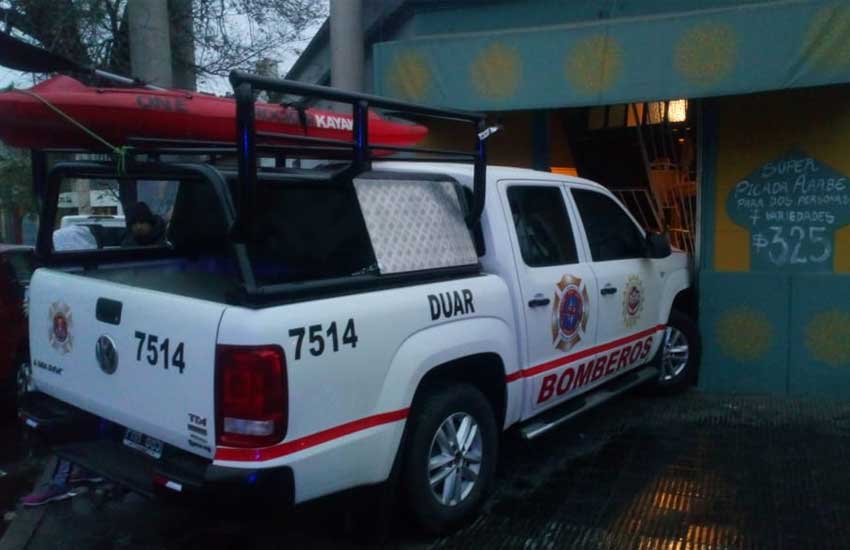 Una camioneta de bomberos chocó contra un negocio