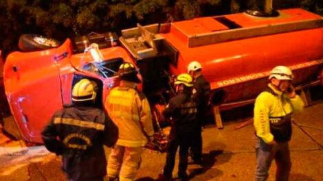 Volcó camión de Bomberos en camino a una emergencia