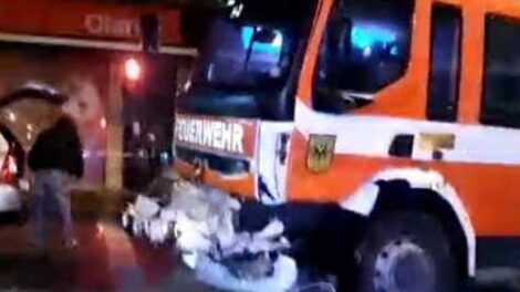 Carro de bomberos choca con una camioneta en Puerto Montt