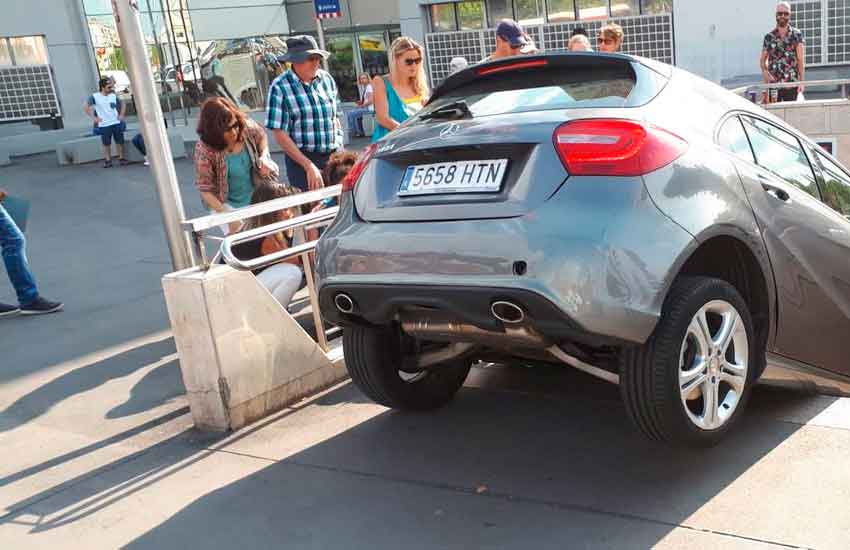 Confundió el acceso al metro con estacionamiento de centro comercial