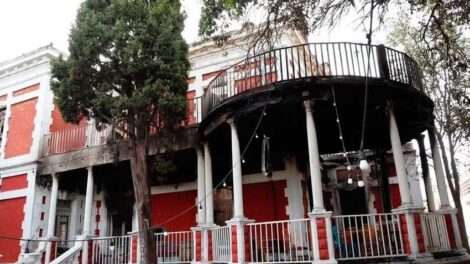 Dos bomberos resultaron heridos en incendio en Saltillo
