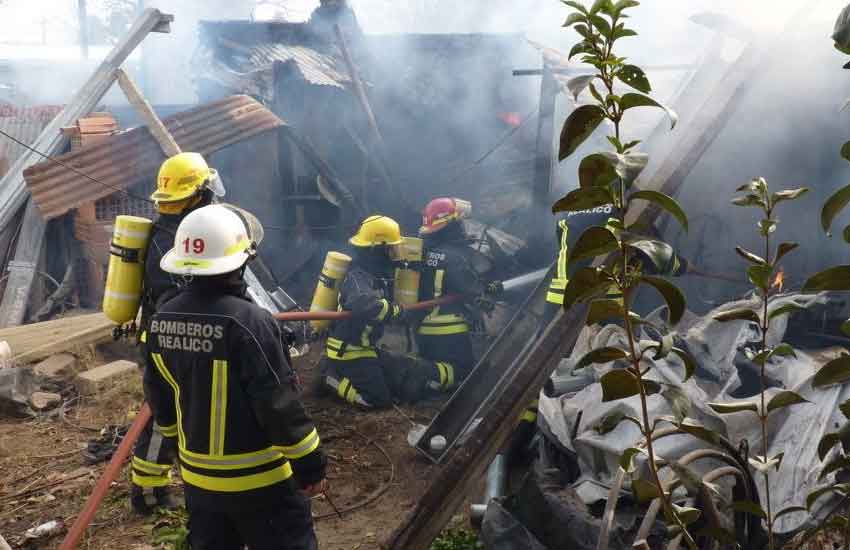 Bomberos apagaban un incendio cuando se derrumbo un tinglado