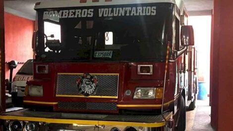 Bomberos reciben una motobomba donada por vecinos