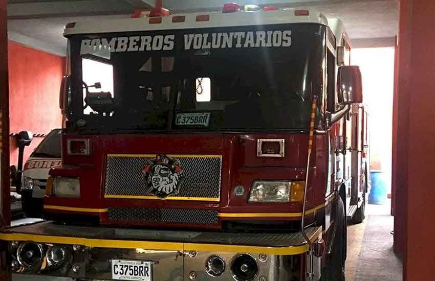 Bomberos reciben una motobomba donada por vecinos