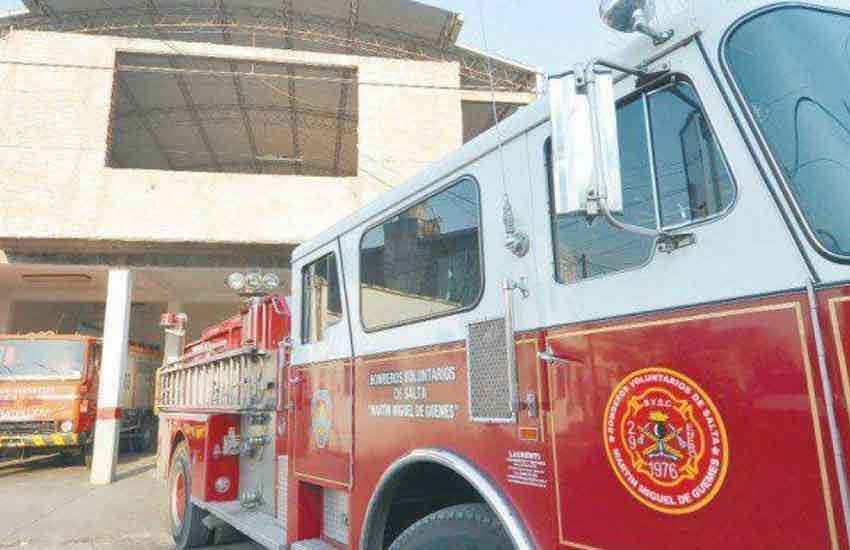 Un bombero salvó a otro de morir electrocutado