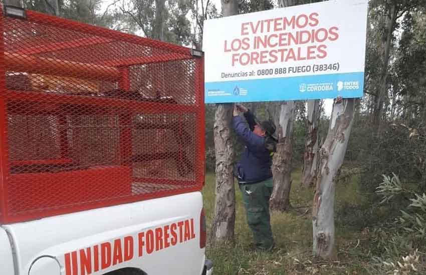 Los Bomberos de Miramar instalan carteles preventivos