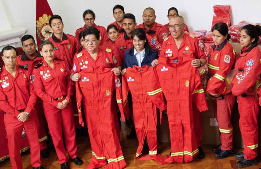 Bomberos de Perú recibió donación de overoles