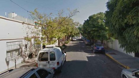 Llamó a los bomberos porque se le quemó el foquito de la puerta de la casa
