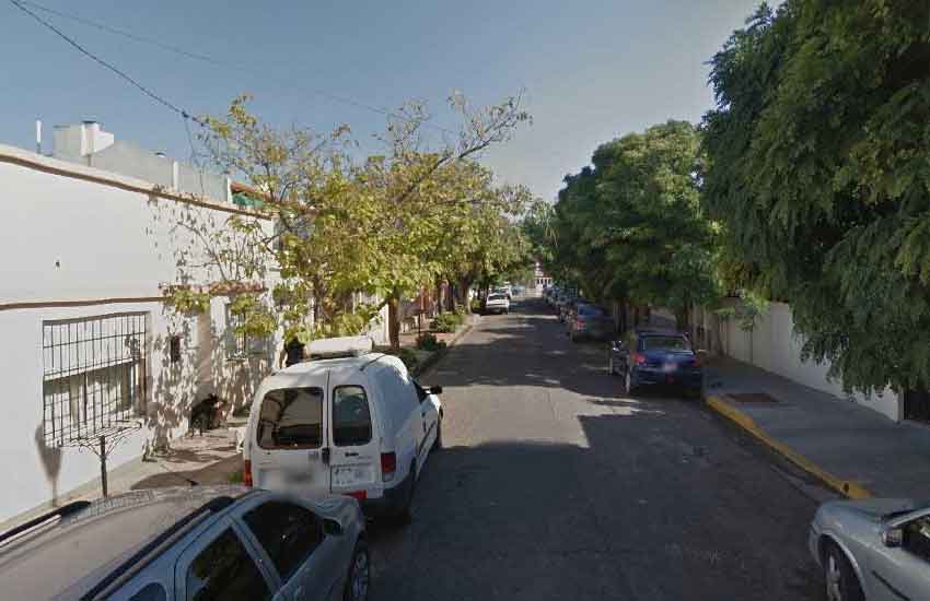 Llamó a los bomberos porque se le quemó el foquito de la puerta de la casa