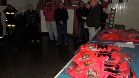 Donaron vestimenta a los Bomberos de General La Madrid