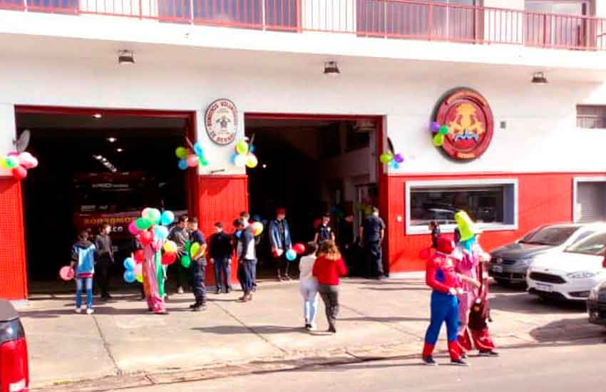 Bomberos voluntarios de Bernal festejaron el Día del Niño