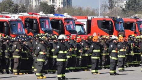 Entregan nuevos carros a Bomberos de la Región Metropolitana
