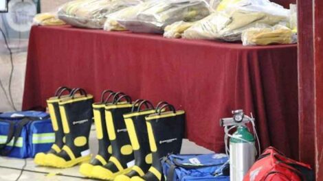 Donan 15 uniformes para bomberos de Zacatecas