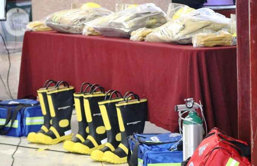 Donan 15 uniformes para bomberos de Zacatecas