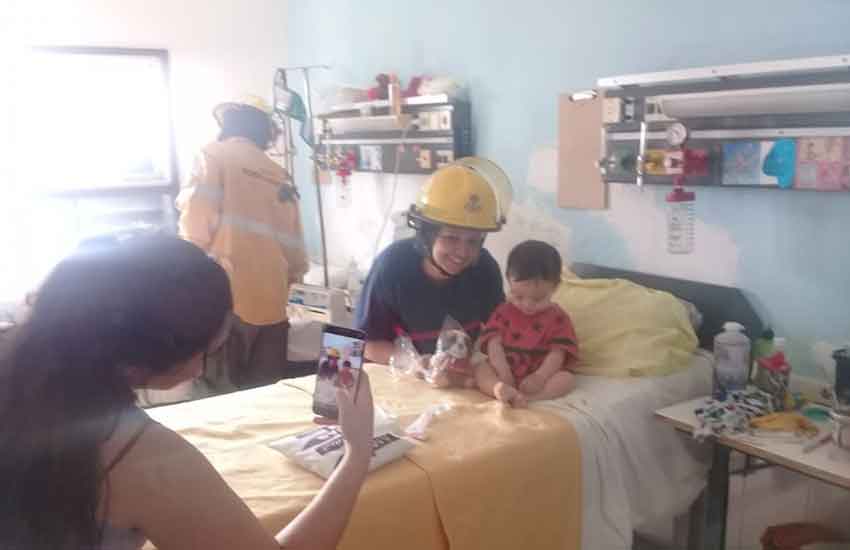 Bomberos Voluntarios llevó regalos al Hospital San Roque