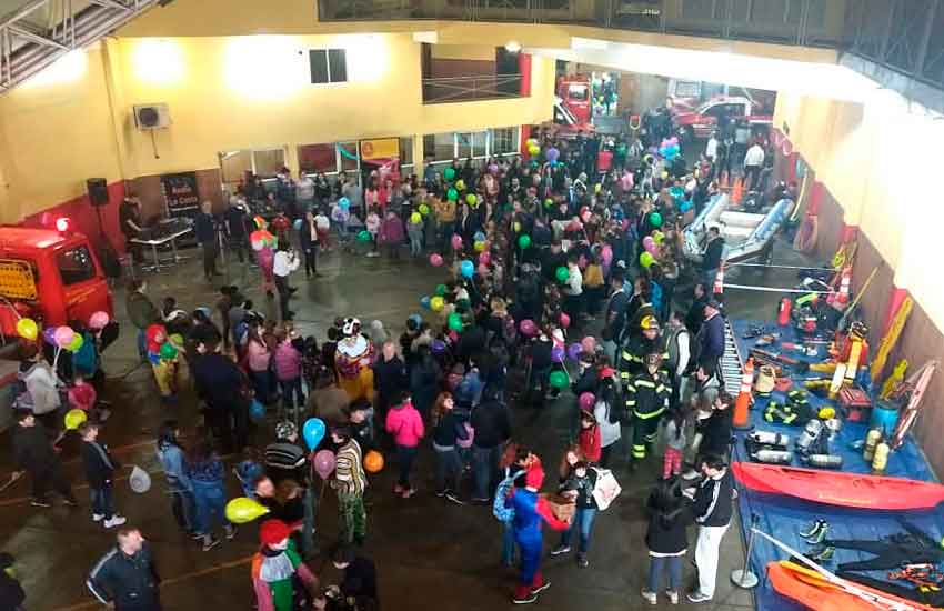 Bomberos voluntarios de Bernal festejaron el Día del Niño